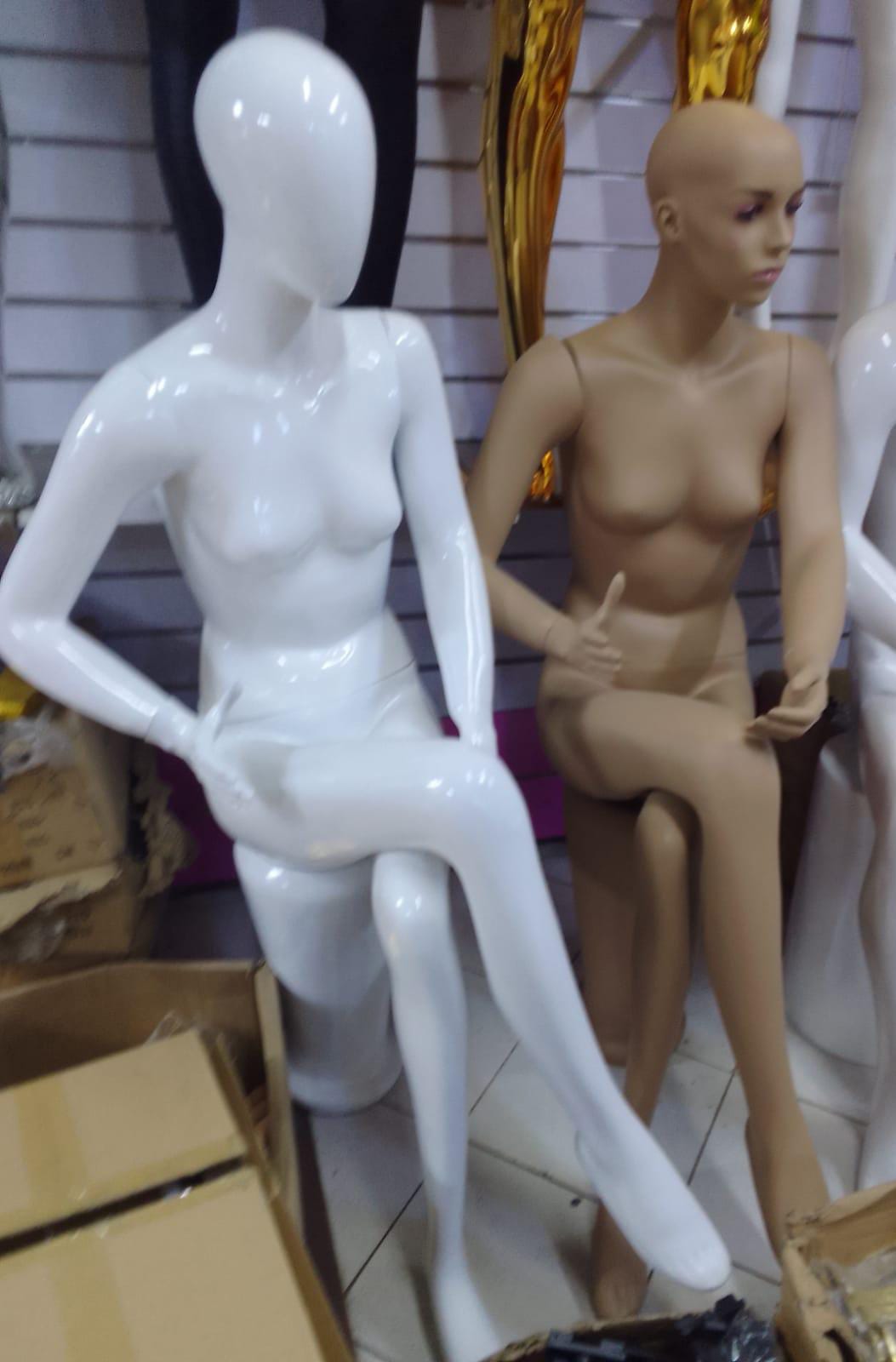 MANNEQUIN FEMME ASSISE