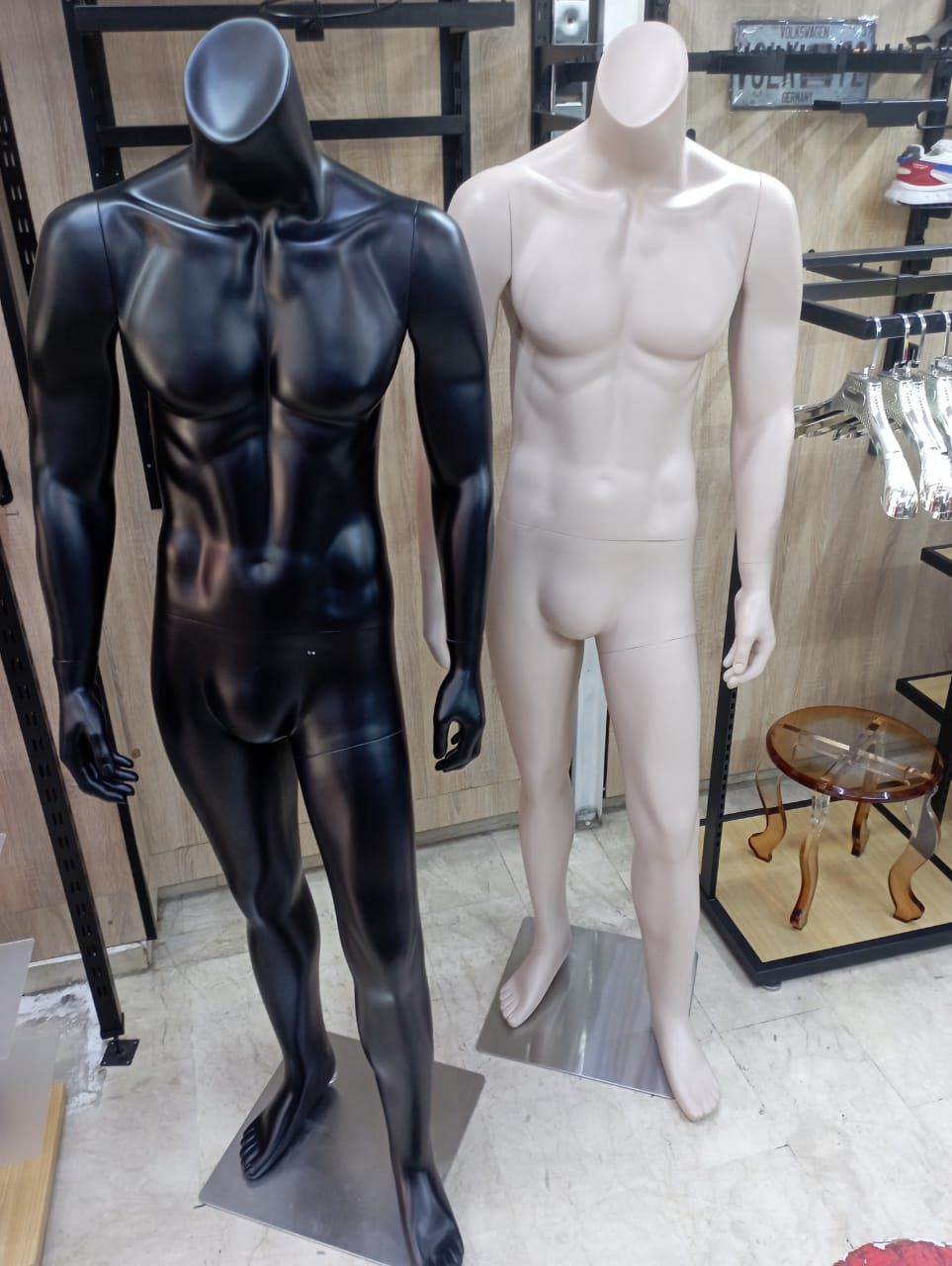 عارض أزياء محلي بدون رأس