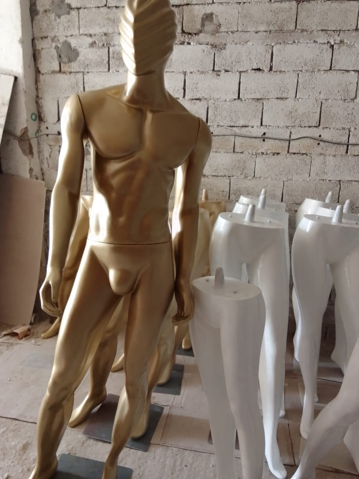 MANNEQUIN HOMME LOCAL